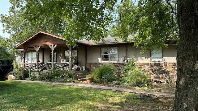 Existing residence at ARDOT Tract 1XHR, from the project bid package.