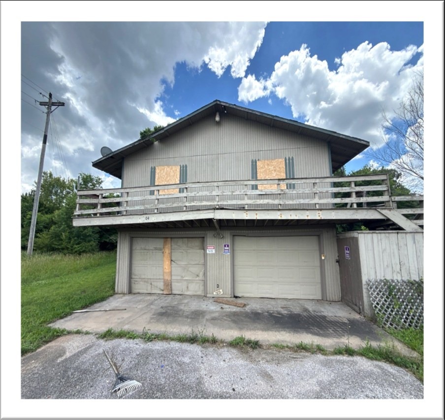 Pre-demolition exterior condition of the apartment building at 4043 E Robinson Avenue in Springdale, Arkansas.